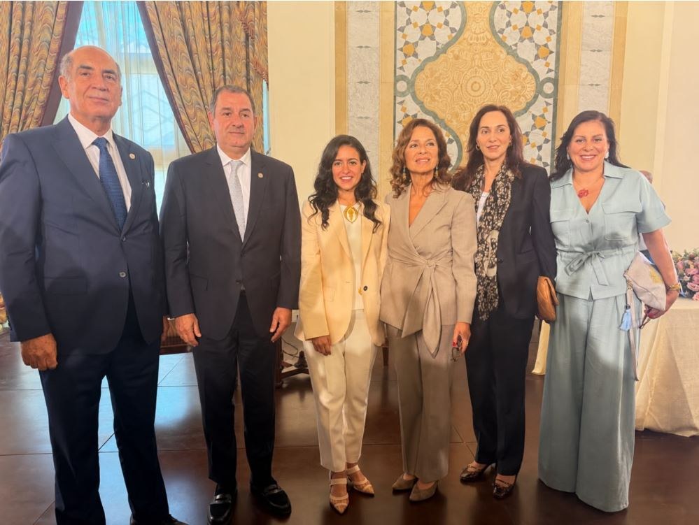 وفد نقابة أصحاب المطاعم والمقاهي والملاهي والباتيسري في اللقاء السياحي في السراي الحكومي إلى جانب وزيرة السياحة لورا لحود والأمينة العامة لمنظمة الأمم المتحدة للسياحة شيخة ناصر النويس