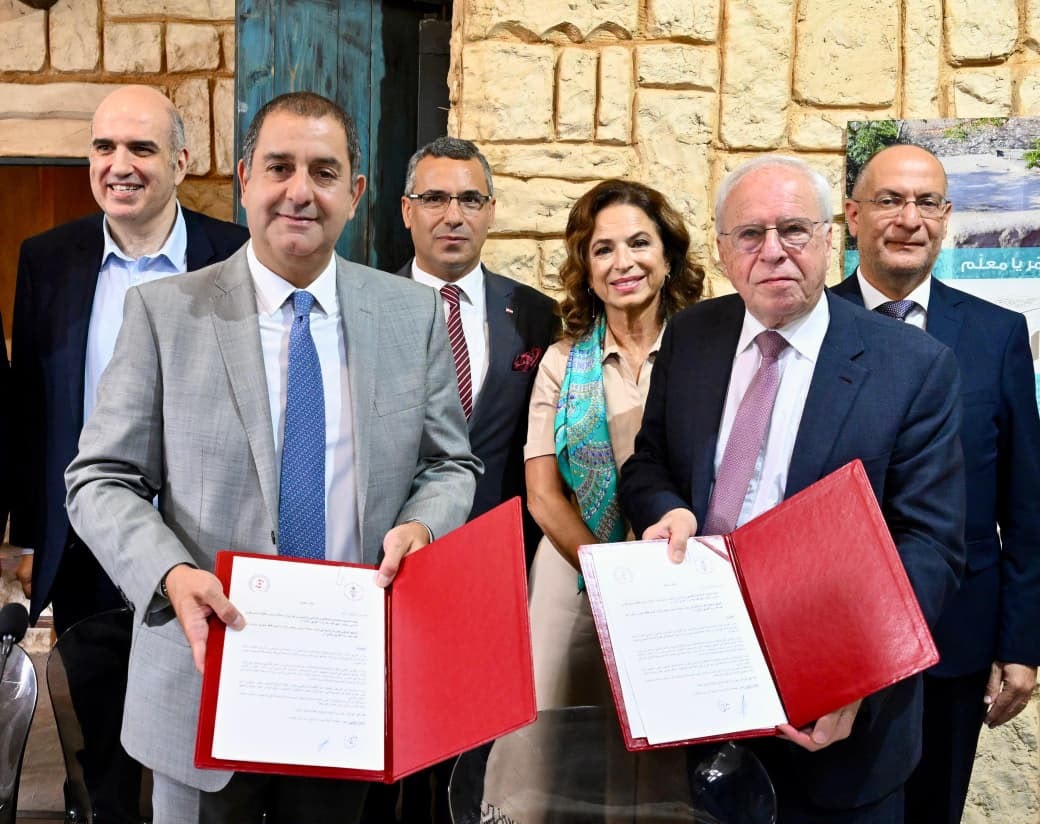 توقيع مذكرة التعاون بين المعهد الوطني للكرمة والنبيذ ونقابة أصحاب المطاعم والمقاهي والملاهي والباتيسري في لبنان خلال مؤتمر «دعمًا للنبيذ اللبناني»